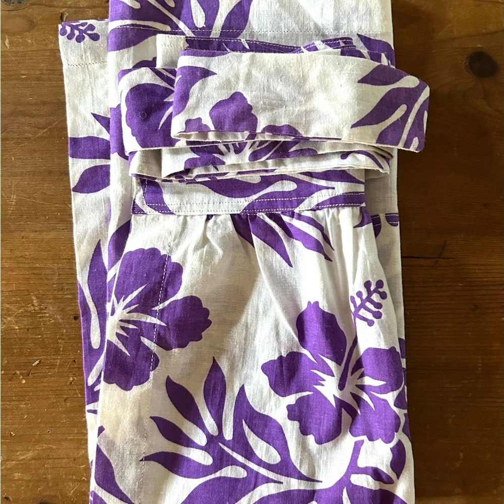 Vintage linen hostess apron. One pocket, gorgeous purple floral pattern. - Picture 1 of 5